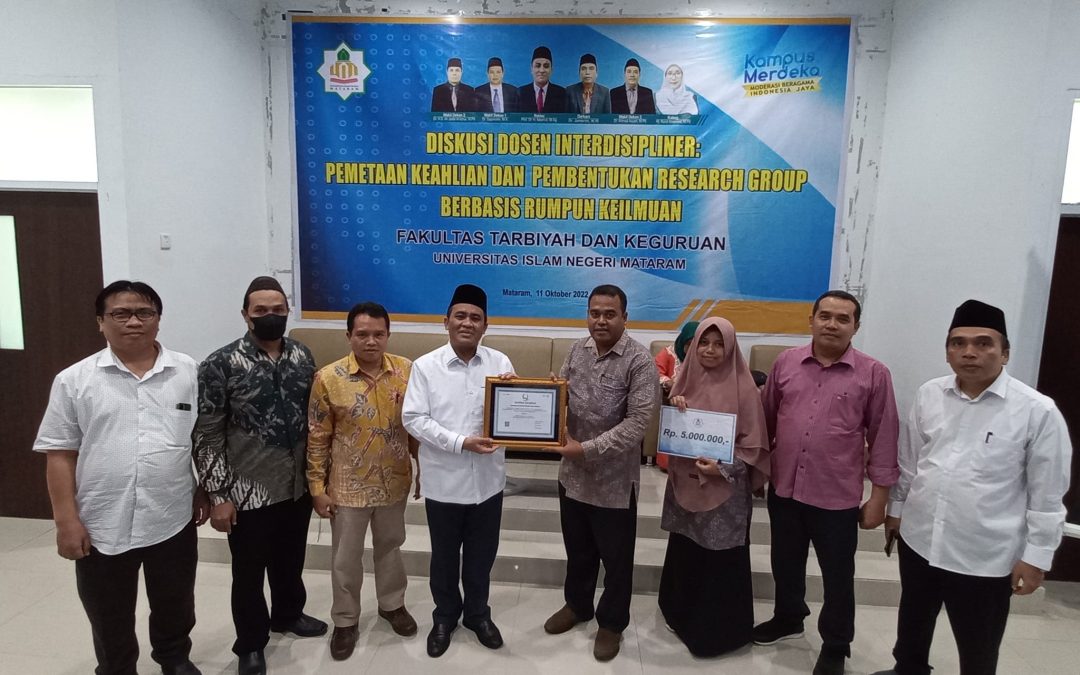 REKTOR UIN MATARAM MENYERAHKAN PENGHARGAAN PRODI PGMI YANG TELAH MERAIH AKREDITASI UNGGUL