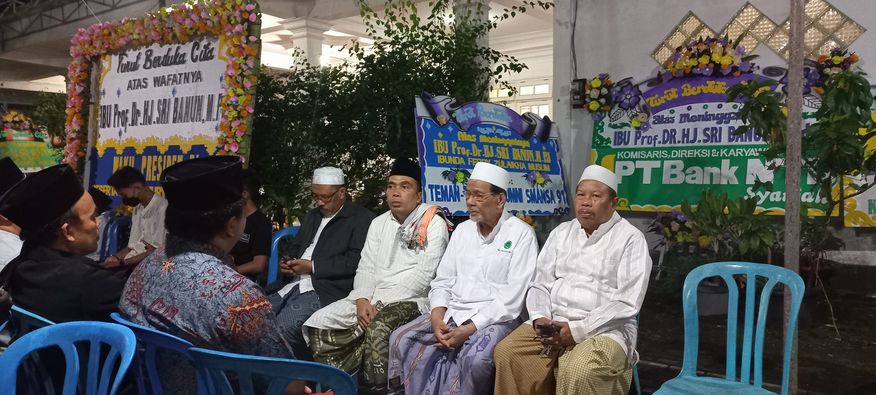 PIMPINAN FTK HADIRI MALAM KE-3 TAHLILAN UNTUK ALMH PROF DR HJ SRI BANUN MUSLIM, M.PD