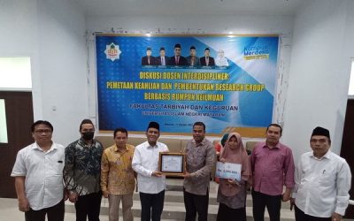 REKTOR UIN MATARAM MENYERAHKAN PENGHARGAAN PRODI PGMI YANG TELAH MERAIH AKREDITASI UNGGUL