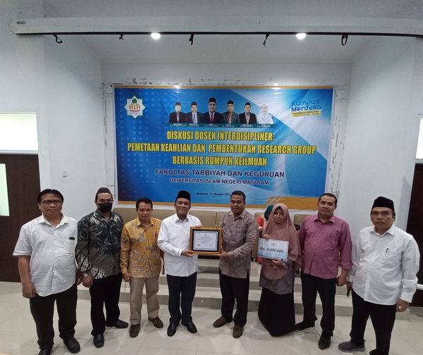 REKTOR UIN MATARAM MENYERAHKAN PENGHARGAAN PRODI PGMI YANG TELAH MERAIH AKREDITASI UNGGUL