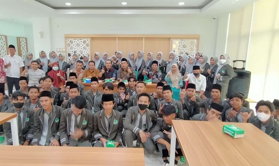 SANTRI PONDOK PESANTREN AT-TAHZIB, WISATA KAMPUS DI FTK UIN MATARAM